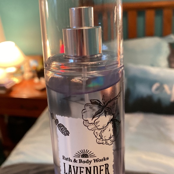 ✨2 for 1✨Bath & Body Works body sprays - Picture 2 of 3